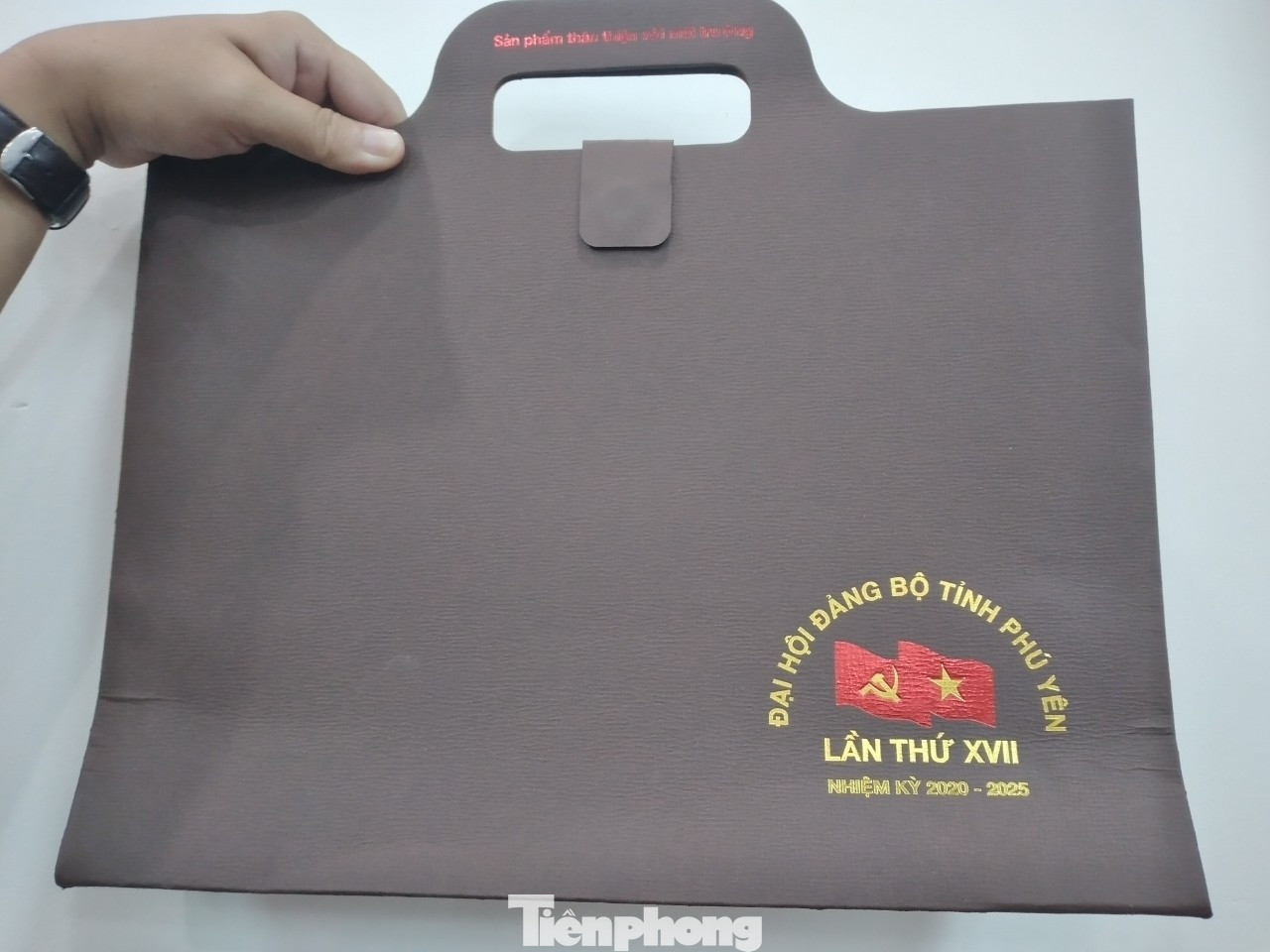 Đại hội Đảng Đảng bộ tỉnh Phú Yên chỉ tặng cặp giấy, không nhận hoa ảnh 1