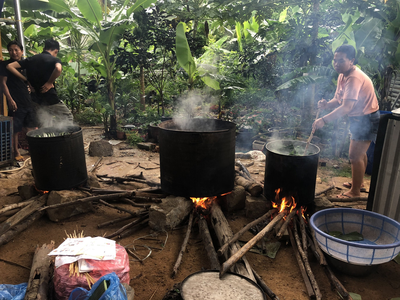 Người dân nhiều tỉnh thành ngày đêm 'gói yêu thương' gửi bà con miền Trung ảnh 13