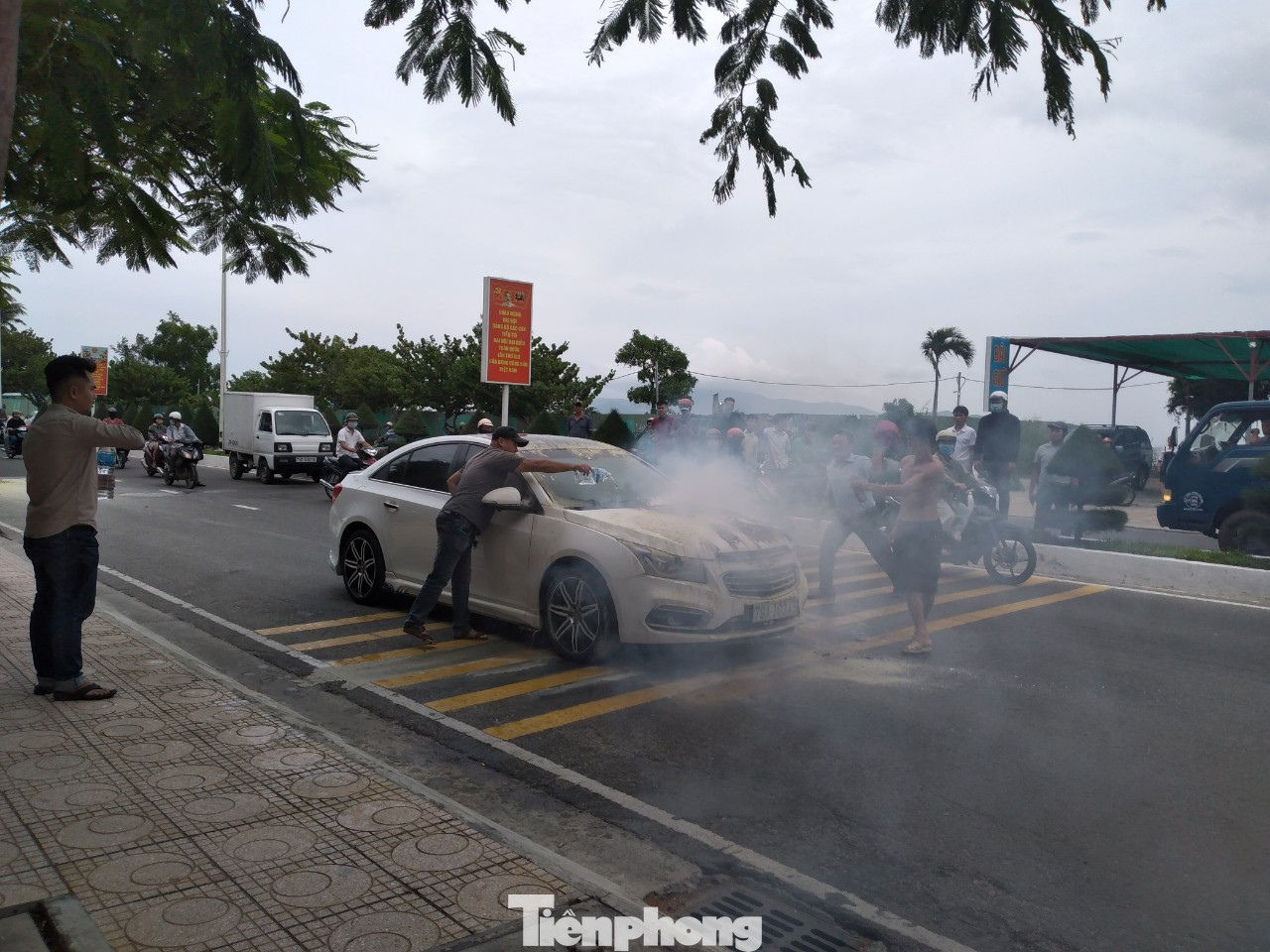Kinh hãi cảnh ô tô 4 chỗ bốc cháy dữ dội trên đường phố Nha Trang ảnh 1