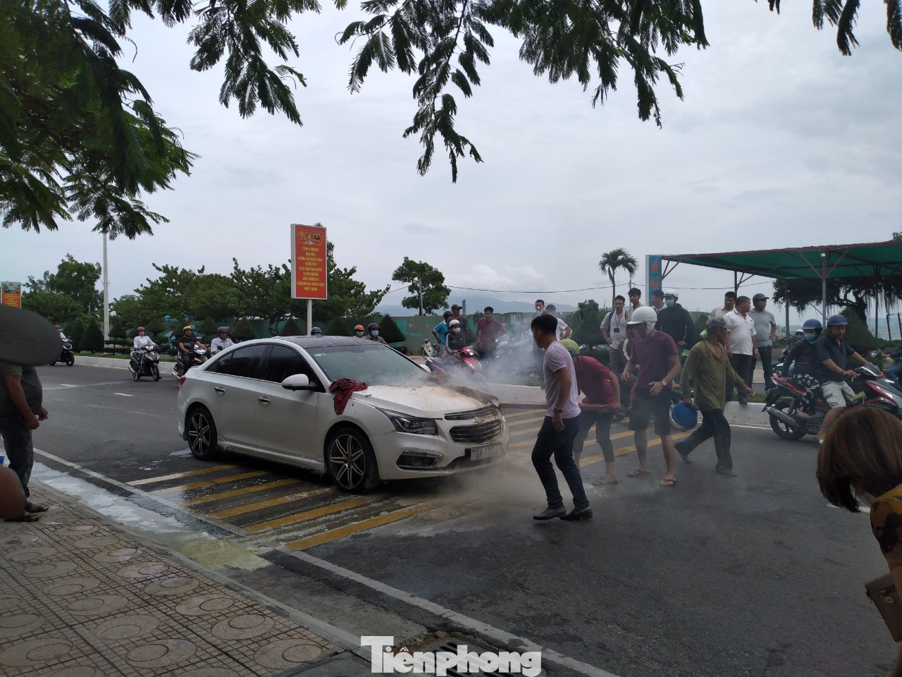 Kinh hãi cảnh ô tô 4 chỗ bốc cháy dữ dội trên đường phố Nha Trang ảnh 2