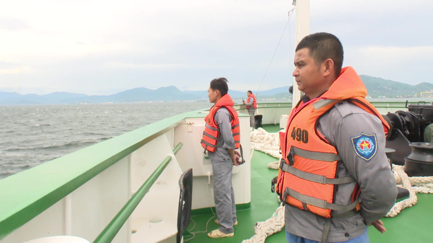 Đang lai dắt 1 tàu cá Bình Định gặp nạn trên biển Khánh Hoà vào bờ ảnh 1