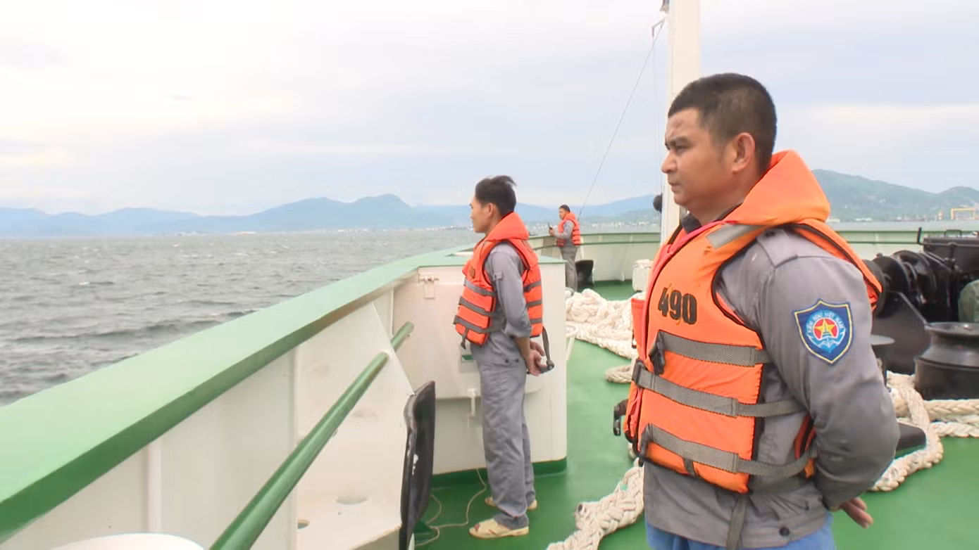 Đang lai dắt 1 tàu cá Bình Định gặp nạn trên biển Khánh Hoà vào bờ ảnh 1