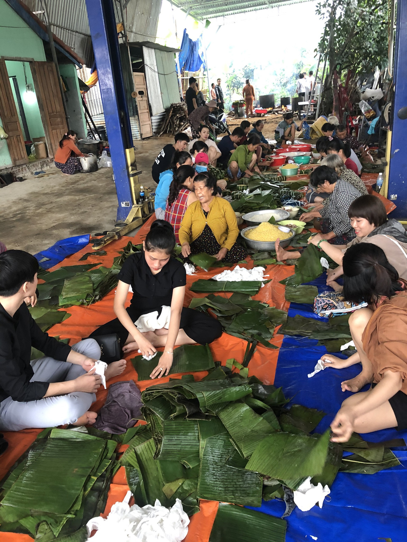 Người dân nhiều tỉnh thành ngày đêm 'gói yêu thương' gửi bà con miền Trung ảnh 14