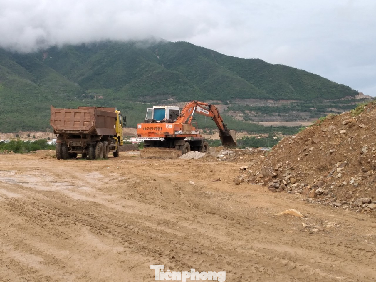 Máy móc ngang nhiên san lấp mặt bằng tại dự án KĐTST bán đảo Thanh Phong Xây 'chui' cả khu đô thị sinh thái tại Nha Trang ảnh 2