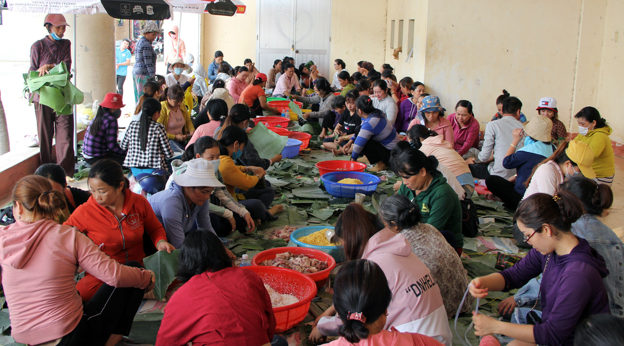 Người dân nhiều tỉnh thành ngày đêm 'gói yêu thương' gửi bà con miền Trung ảnh 16