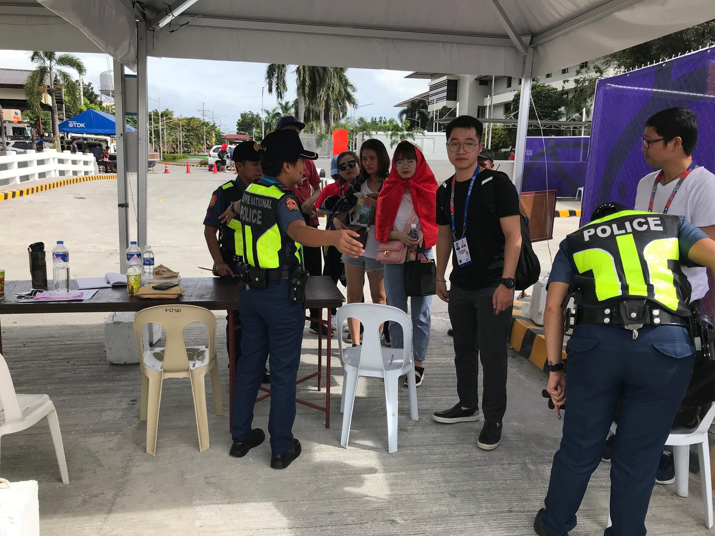 SEA Games 30: Khách than kẹt xe, nơi ăn chốn ở ảnh 1