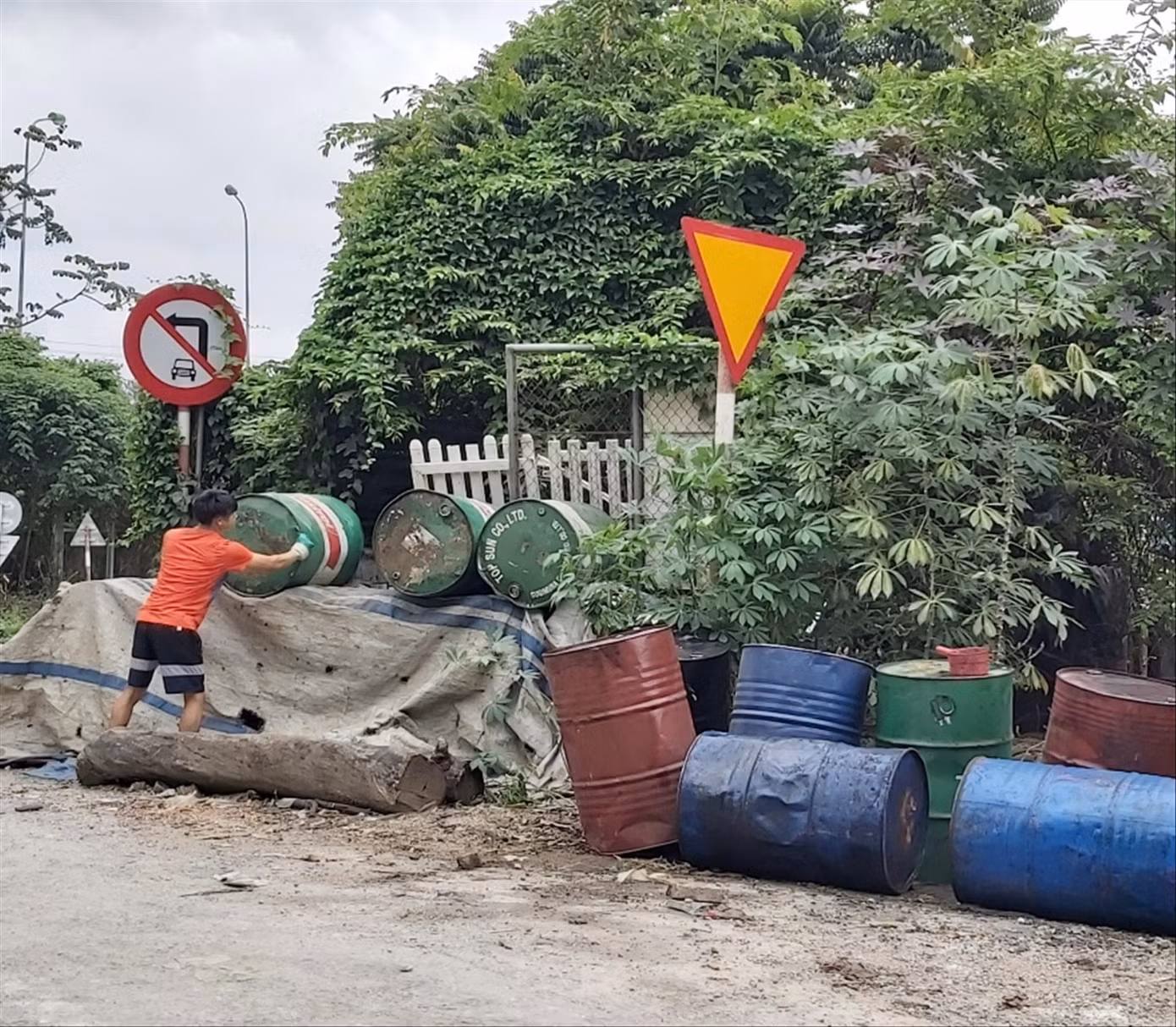 Từ sự cố nước sạch sông Đà: Dầu thải mua bao nhiêu cũng có ảnh 1