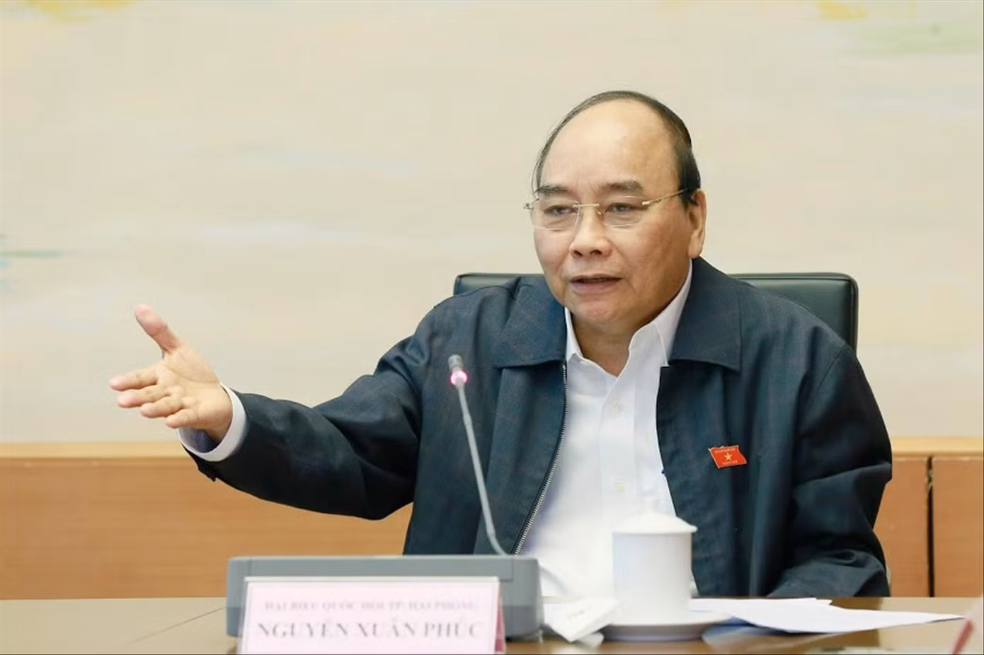 Thủ tướng Chính phủ Nguyễn Xuân Phúc tại phiên thảo luận . Ảnh: Như Ý “Hiện nay do chồng chéo, vướng mắc của luật pháp nên người ta chưa nhiệt huyết khi đầu tư vào Việt Nam. Tôi nói nhiều lần, thể chế bây giờ rất quan trọng. Nếu gỡ được thể chế thì không khí đầu tư sẽ rất tốt. Nếu cứ giữ tư duy lạc hậu thì không thể phát triển đất nước được”. Chính phủ không nên ôm dự án, công trình ảnh 1
