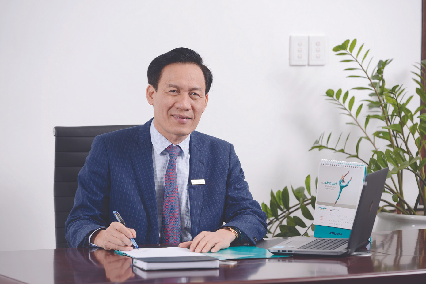 “Đặt trụ sở ở Hà Nội sẽ giúp ngân hàng tiếp cận với các cơ hội phát triển và nâng cao vị thế tại Hà Nội cũng như ở các khu vực phía Bắc - khu vực trọng tâm trong định hướng phát triển của ABBANK trong thời gian tới, giúp cân bằng giữa hai miền, thực hiện tốt hơn chiến lược kinh doanh". Ông Đào Mạnh Kháng Chủ tịch HĐQT ABBANK ABBANK - Hành trình lưu giữ trải nghiệm hạnh phúc ảnh 1