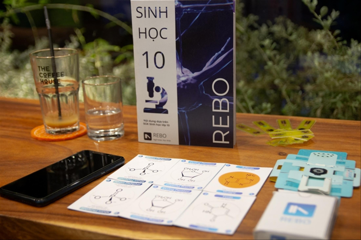 Hai chàng trai trẻ 'lên ngôi' với sách ứng dụng công nghệ thực tế ảo ảnh 1