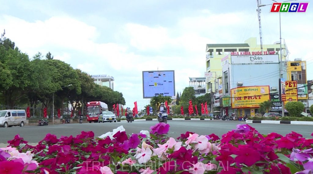 Cung đường Tiền Phong Marathon rợp cờ đỏ sao vàng và thanh âm cồng chiêng đại ngàn ảnh 14