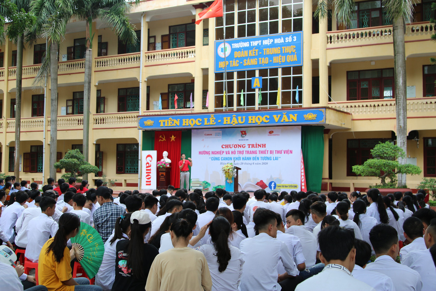 Hướng nghiệp cho hàng ngàn học sinh miền núi ảnh 1