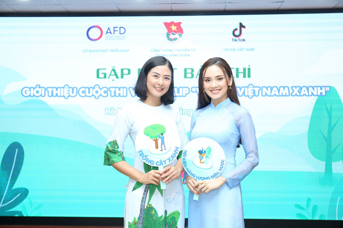 Hoa hậu Ngọc Hân, người đẹp Tố Như kêu gọi bạn trẻ cùng tham gia cuộc thi sáng tác video clip "Vì một Việt Nam xanh" để cùng nâng cao ý thức, hành động bảo vệ môi trường Cùng Hoa hậu Ngọc Hân làm video, clip 'Vì một Việt Nam xanh' ảnh 1