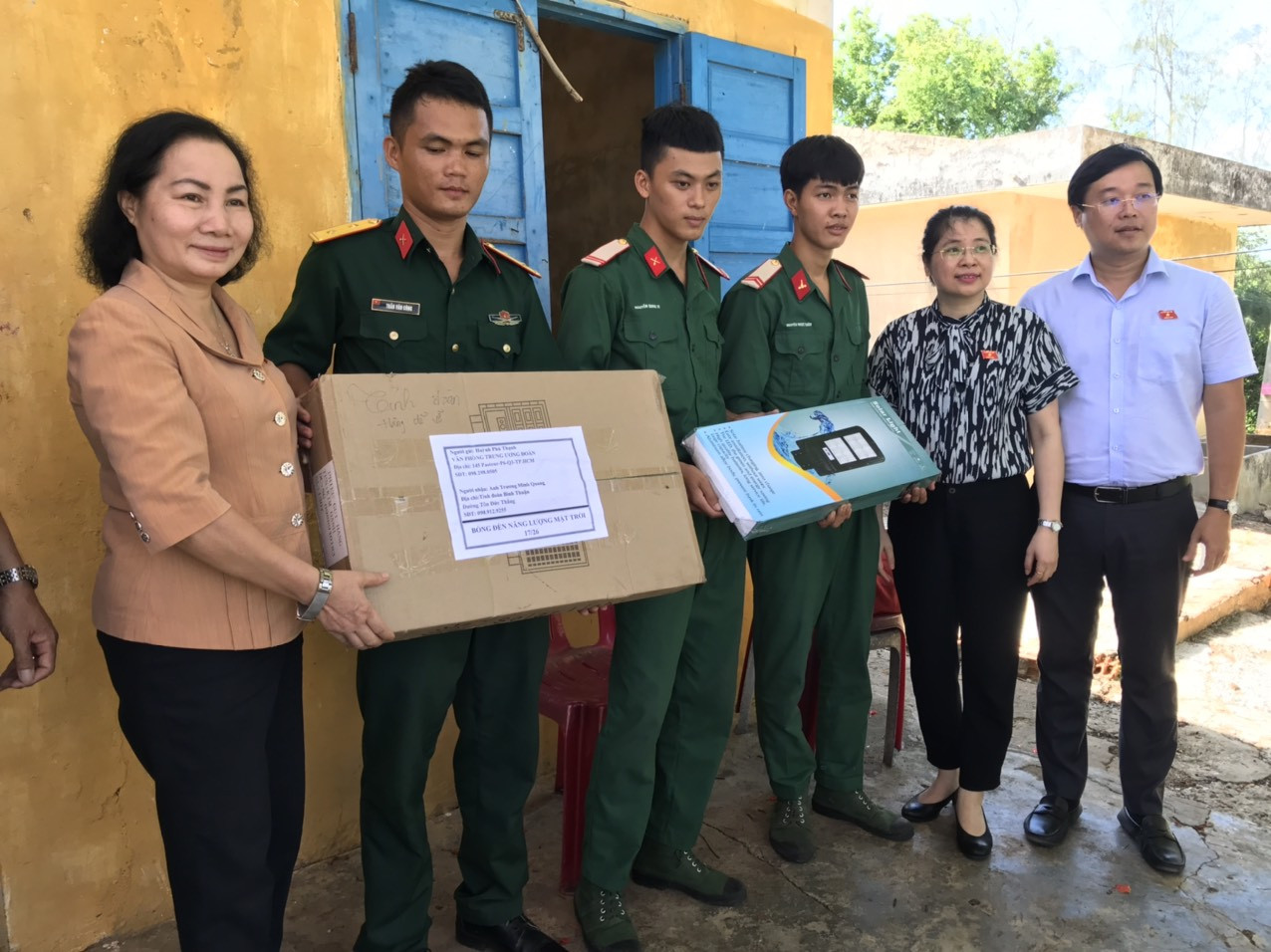 Bí thư thứ nhất T.Ư Đoàn tiếp xúc cử tri huyện đảo Phú Quý ảnh 1