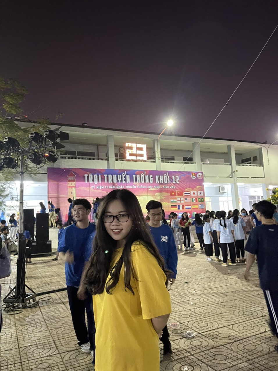 "Đau đầu" vì bài kiểm tra dường như là trạng thái chung của teen khi quay lại trường học. Ảnh: NVCC Teen TP.HCM trở lại trường từ thứ Hai 1/3: Không đeo khẩu trang sẽ bị trừ điểm thi đua! ảnh 3