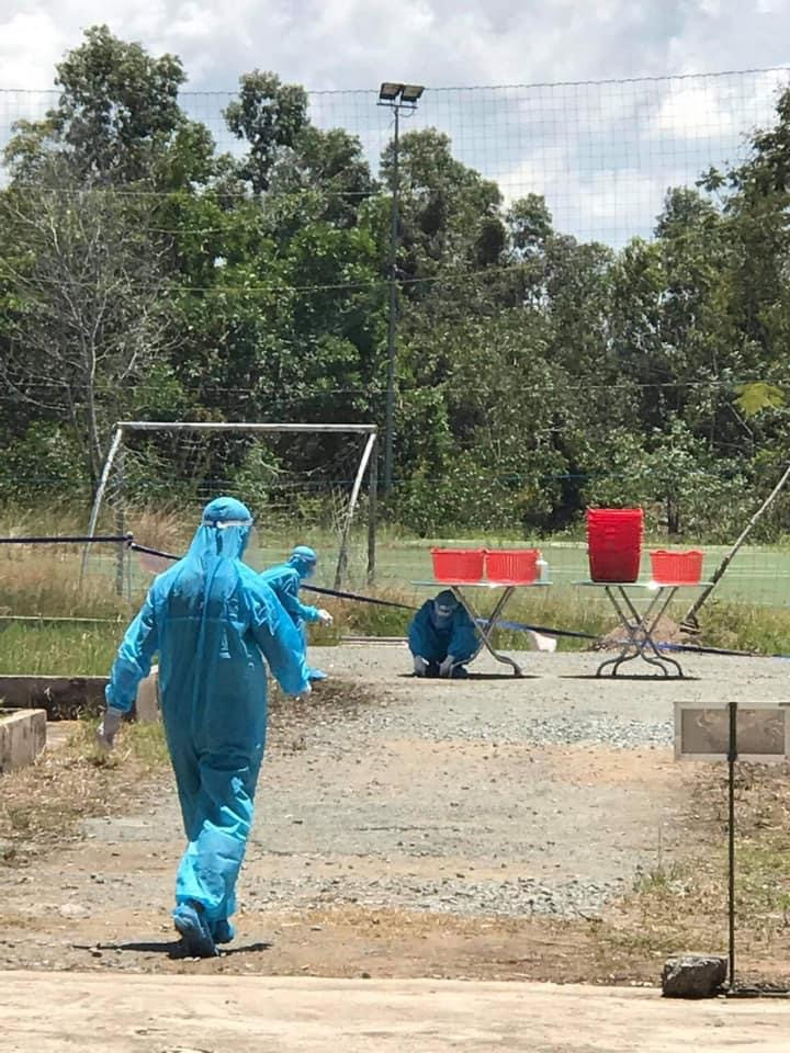 Khoảnh khắc nghỉ ngơi của các nhân viên tại khu cách ly gây sốt vì quá đáng yêu ảnh 2