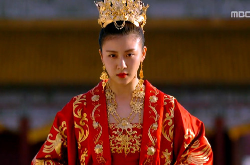 Hay Hoàng hậu uy nghiêm, "chị đại" Ha Ji Won đều có thể "cân" tất! Lỡ phải lòng "Chàng Hậu”, đừng bỏ qua những hoàng hậu siêu ngầu khác trong phim Hàn ảnh 3