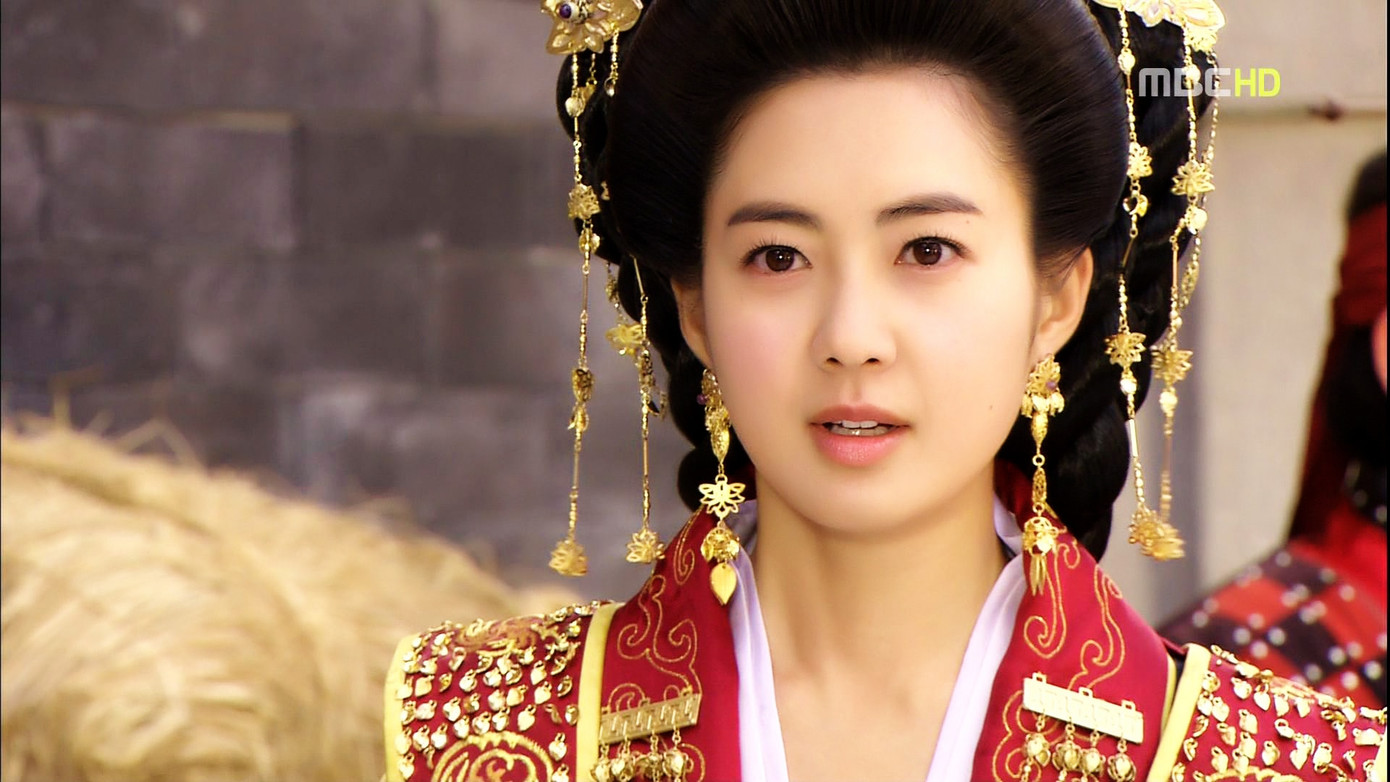 Vai diễn Nữ hoàng đầu tiên của Hàn Quốc đã giúp Lee Yo Won "lột xác" khỏi hình mẫu dịu dàng, nữ tính trước kia. Lỡ phải lòng "Chàng Hậu”, đừng bỏ qua những hoàng hậu siêu ngầu khác trong phim Hàn ảnh 4