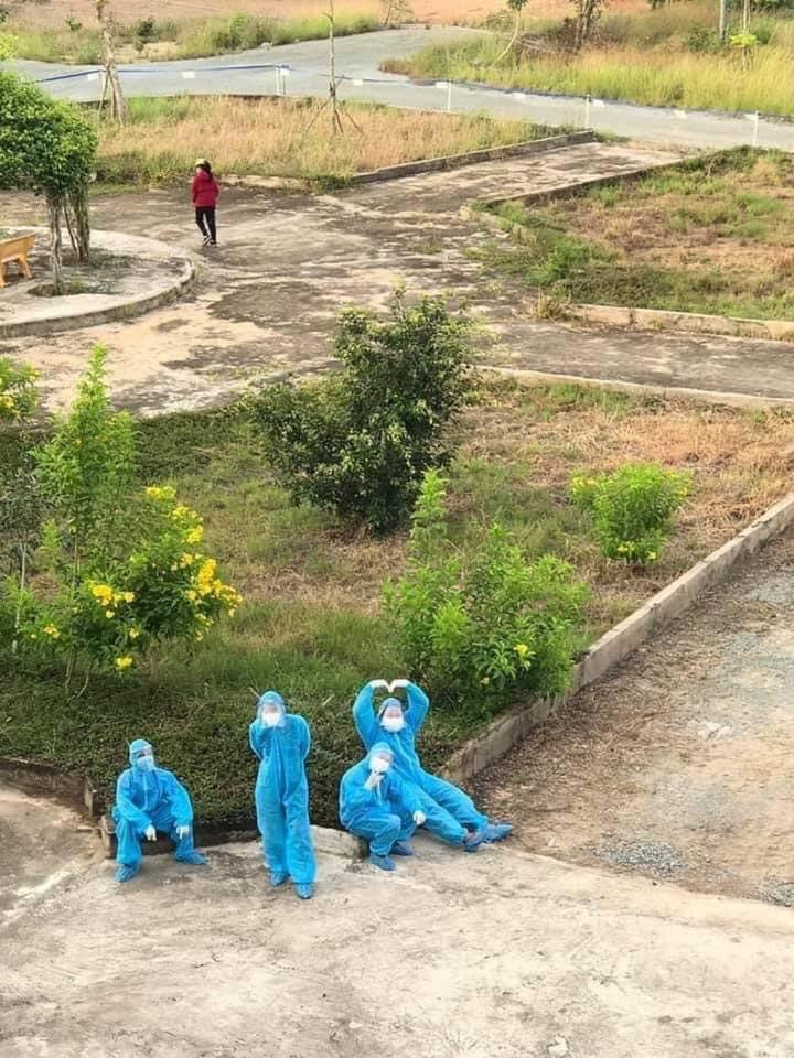 Khoảnh khắc nghỉ ngơi của các nhân viên tại khu cách ly gây sốt vì quá đáng yêu ảnh 1