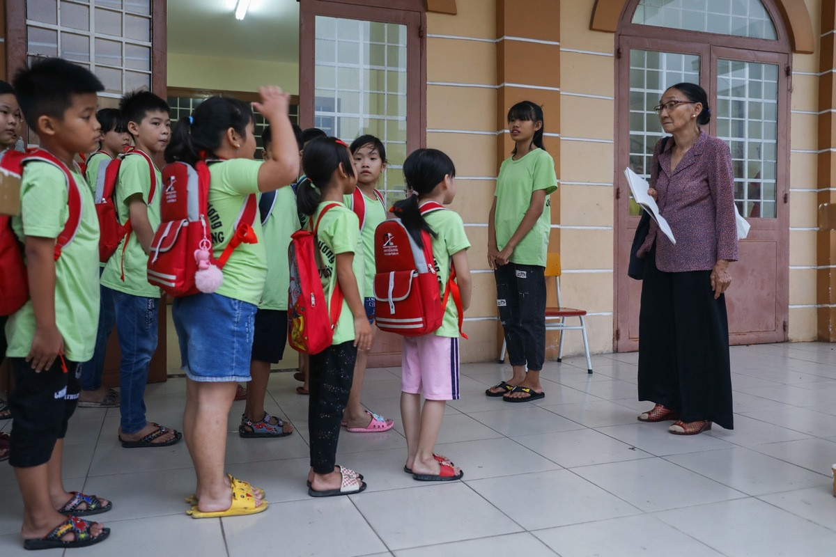 Lớp học miễn phí của bà lão bán vé số ảnh 5