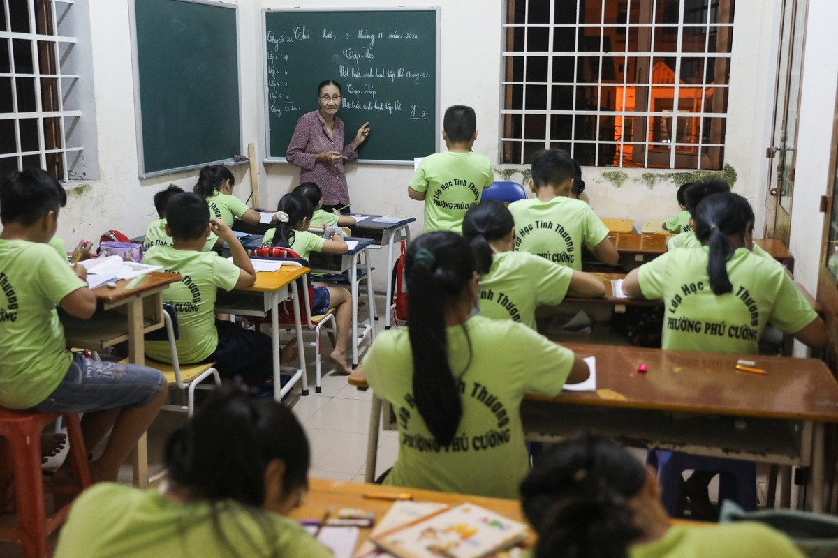 Lớp học miễn phí của bà lão bán vé số ảnh 7