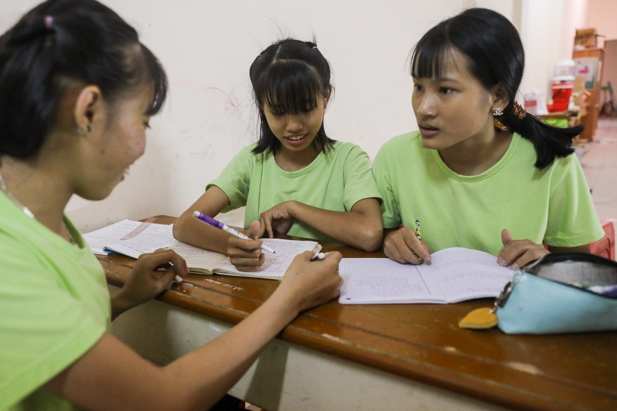 Lớp học miễn phí của bà lão bán vé số ảnh 8