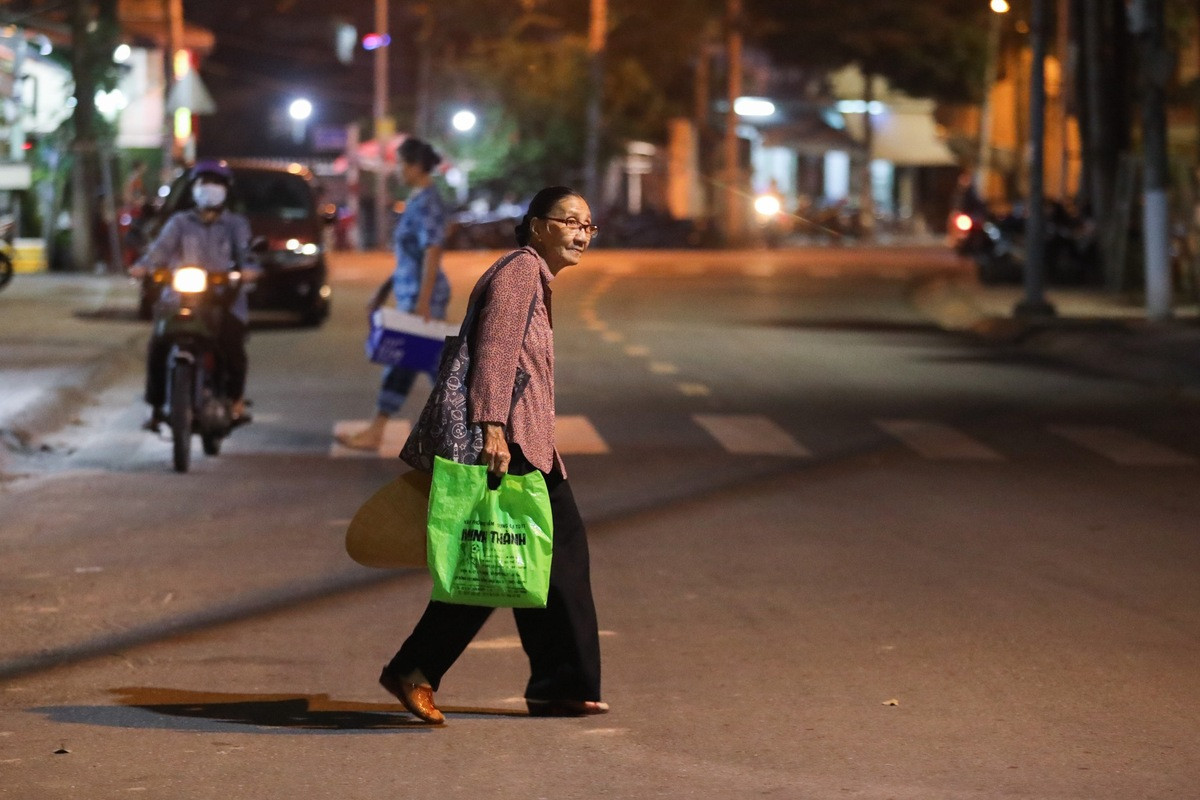 Lớp học miễn phí của bà lão bán vé số ảnh 10