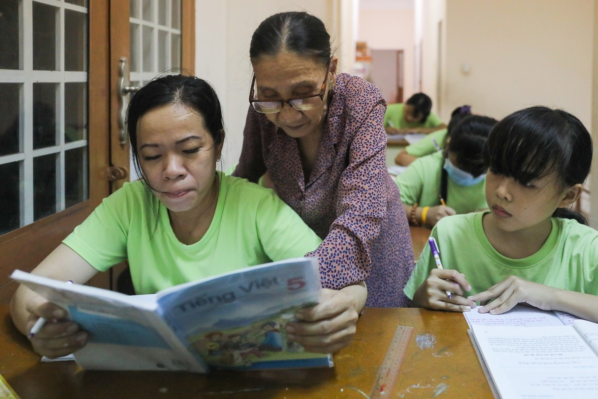 Lớp học miễn phí của bà lão bán vé số ảnh 9