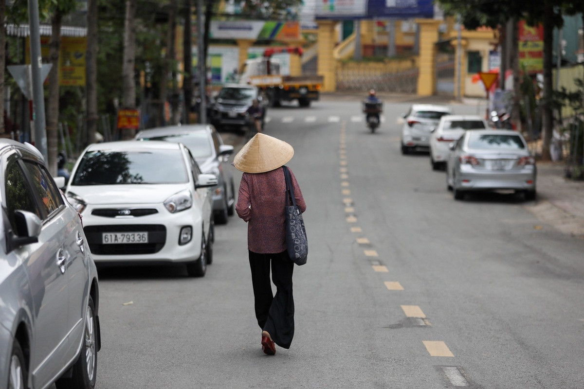 Lớp học miễn phí của bà lão bán vé số ảnh 1