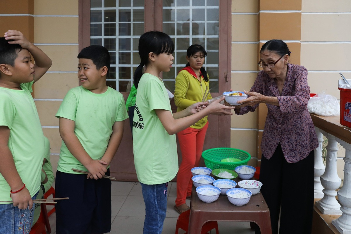 Lớp học miễn phí của bà lão bán vé số ảnh 4