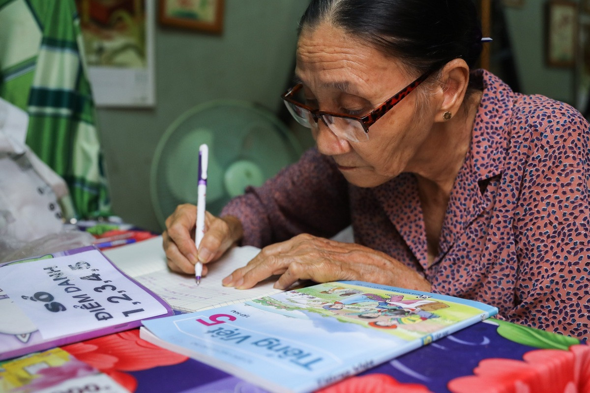 Lớp học miễn phí của bà lão bán vé số ảnh 3
