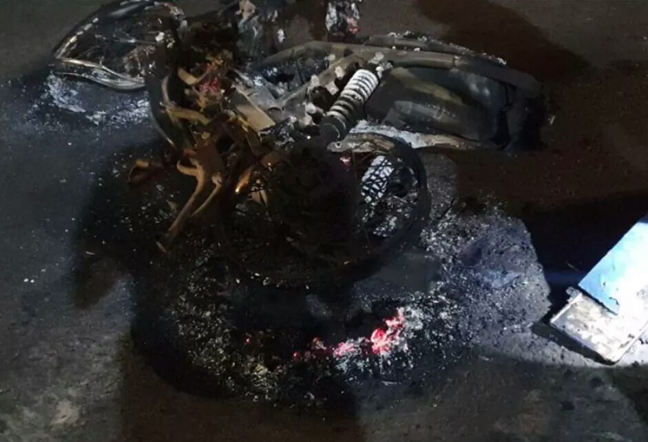 Chạy ngược chiều tốc độ cao gây tai nạn, 2 xe máy phát cháy khiến 3 người trọng thương ảnh 2