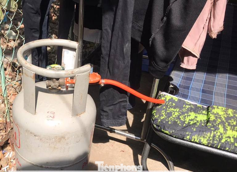 Hàng chục cảnh sát khống chế thanh niên ôm bình gas đòi ‘tự sát chung’ cùng cả xóm trọ ảnh 3