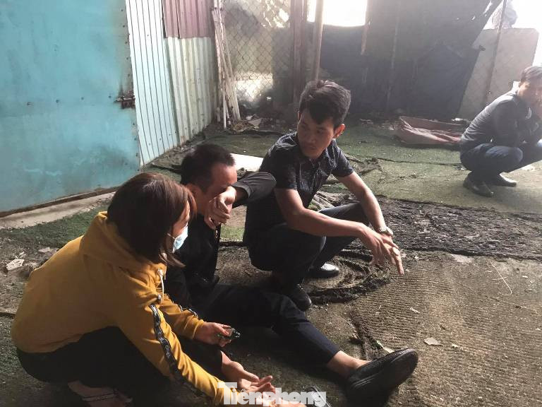 Nhiều người ôm mặt khóc nhìn lửa thiêu rụi đại lý xe máy và tiệm giày dép ảnh 6