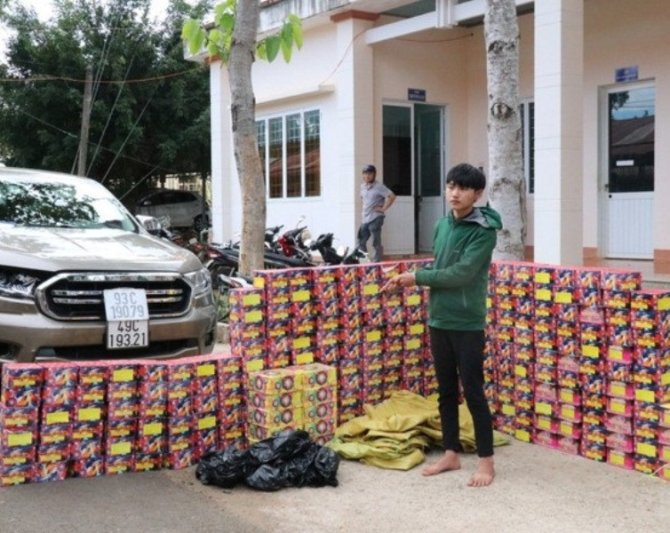 Bình Phước bắt giữ gần 1 tấn pháo lậu, tài xế bỏ xe tháo chạy ảnh 2