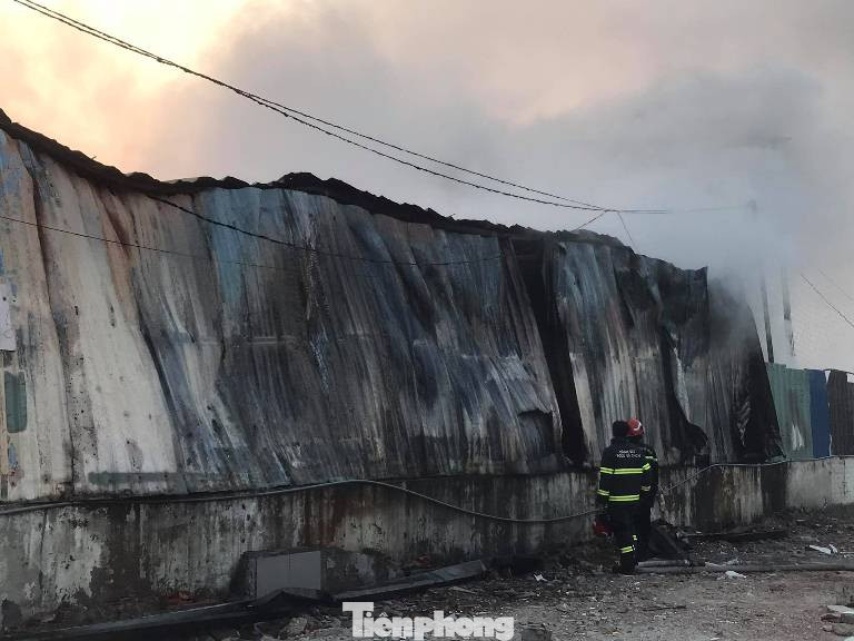 Nhiều người ôm mặt khóc nhìn lửa thiêu rụi đại lý xe máy và tiệm giày dép ảnh 2