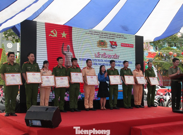 Tuổi trẻ Công an Bình Dương và cảnh khuyển tham gia bảo vệ Đại hội Đảng ảnh 2