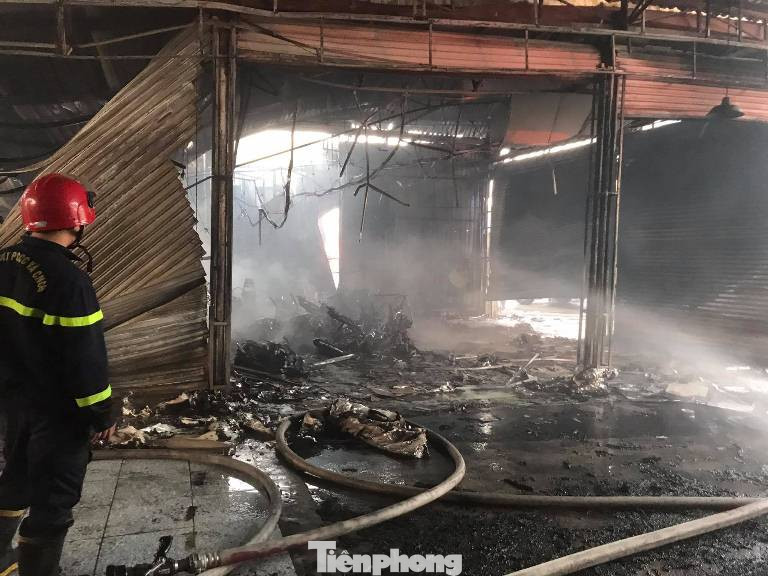 Nhiều người ôm mặt khóc nhìn lửa thiêu rụi đại lý xe máy và tiệm giày dép ảnh 3