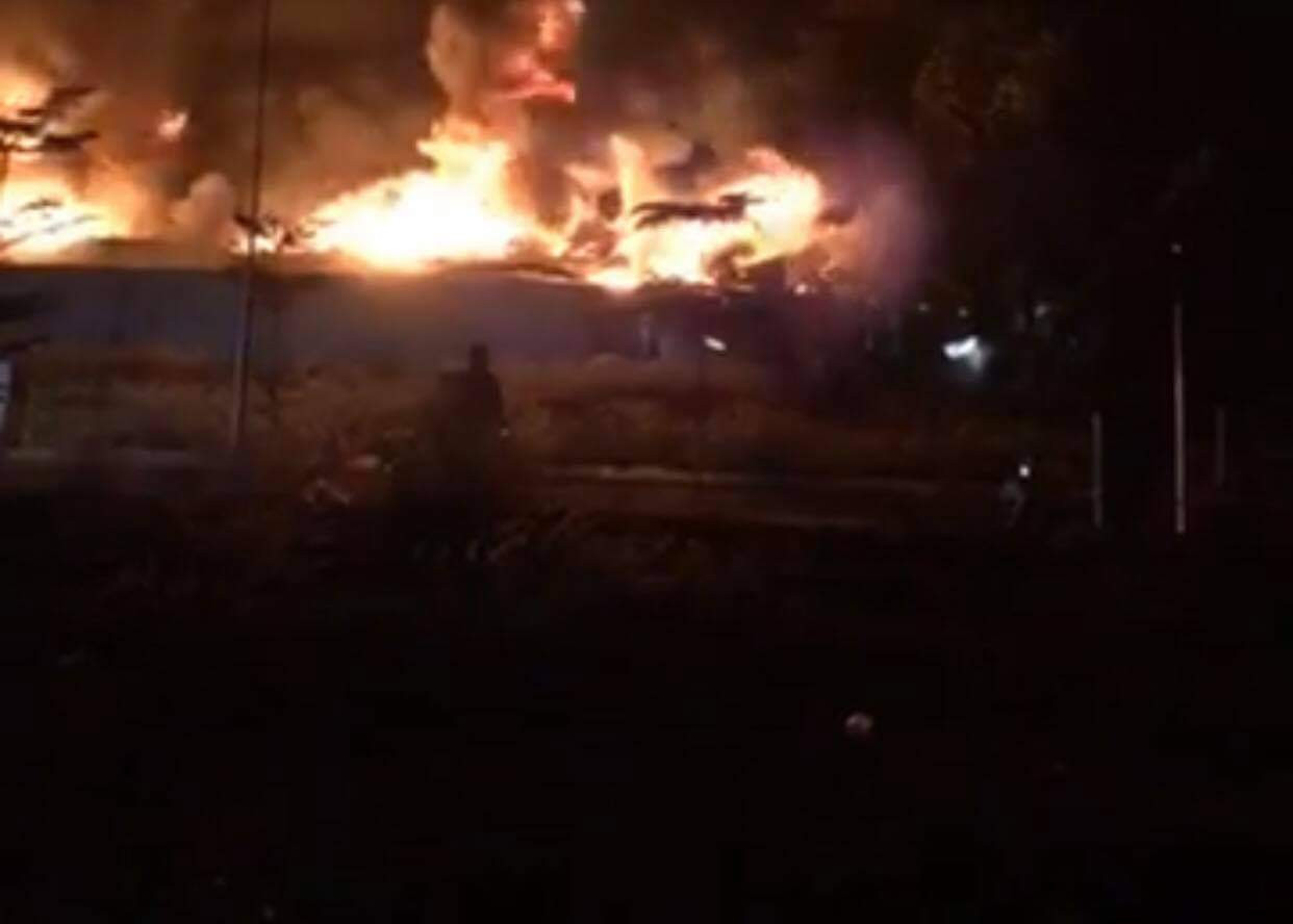 Công ty gỗ ở Bình Dương cháy rừng rực trong đêm ảnh 2