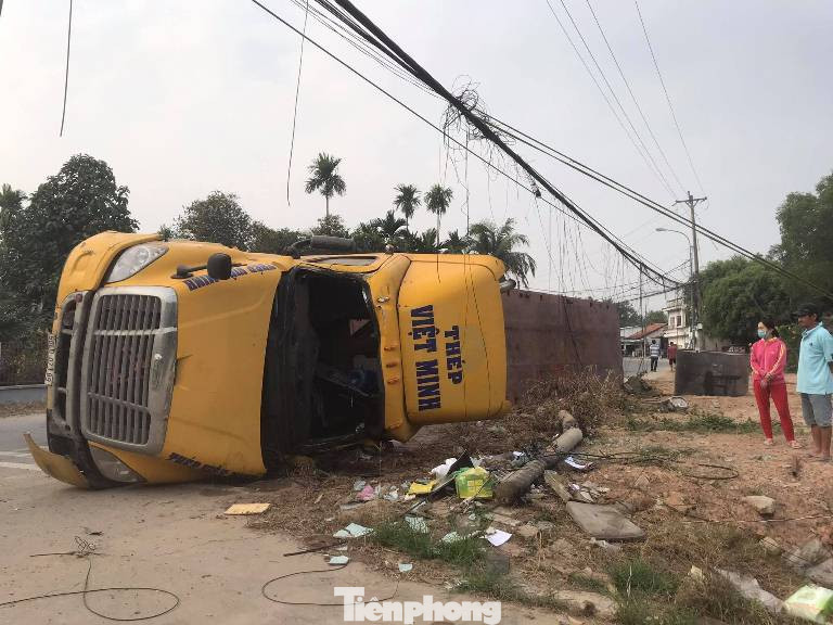 Tài xế mắc kẹt trong cabin khi xe container lật ngang, tông sập trụ điện ảnh 1