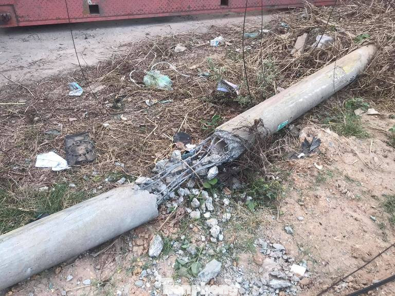 Tài xế mắc kẹt trong cabin khi xe container lật ngang, tông sập trụ điện ảnh 4