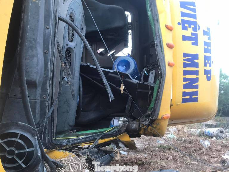 Tài xế mắc kẹt trong cabin khi xe container lật ngang, tông sập trụ điện ảnh 5