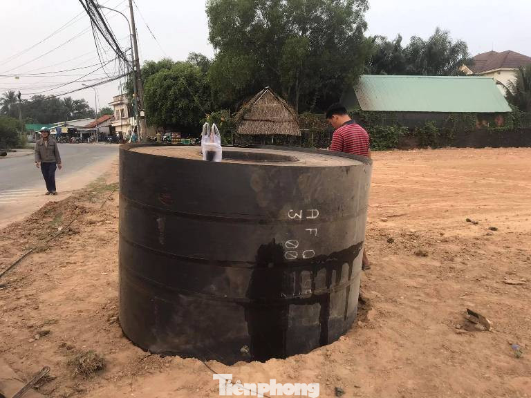 Tài xế mắc kẹt trong cabin khi xe container lật ngang, tông sập trụ điện ảnh 3