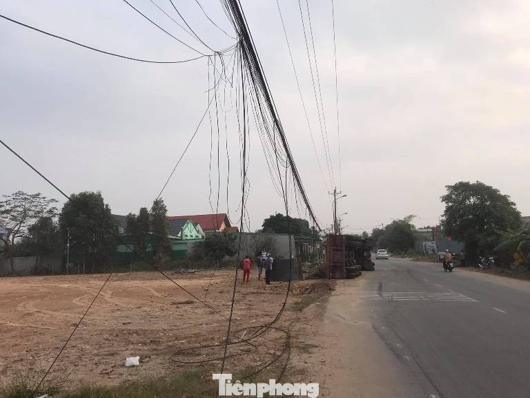 Tài xế mắc kẹt trong cabin khi xe container lật ngang, tông sập trụ điện ảnh 2