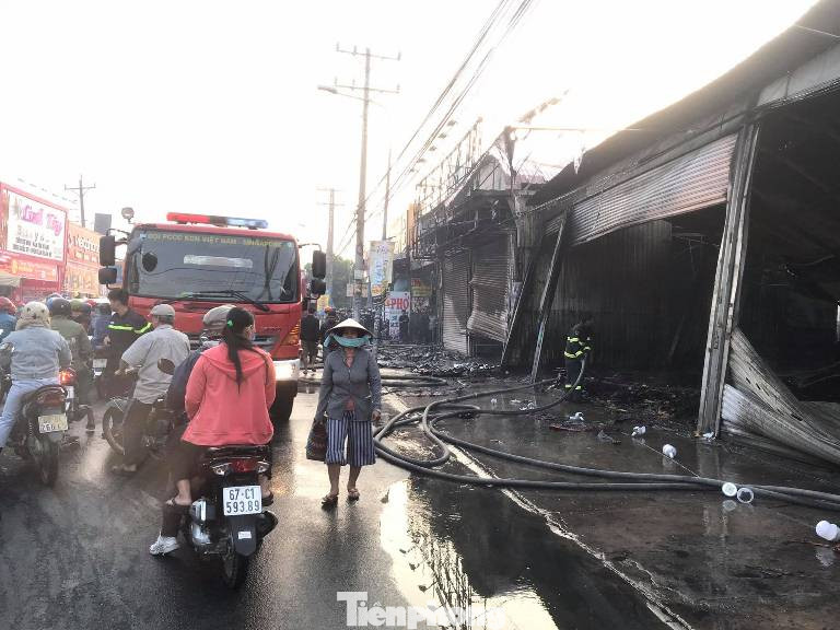 Nhiều người ôm mặt khóc nhìn lửa thiêu rụi đại lý xe máy và tiệm giày dép ảnh 1