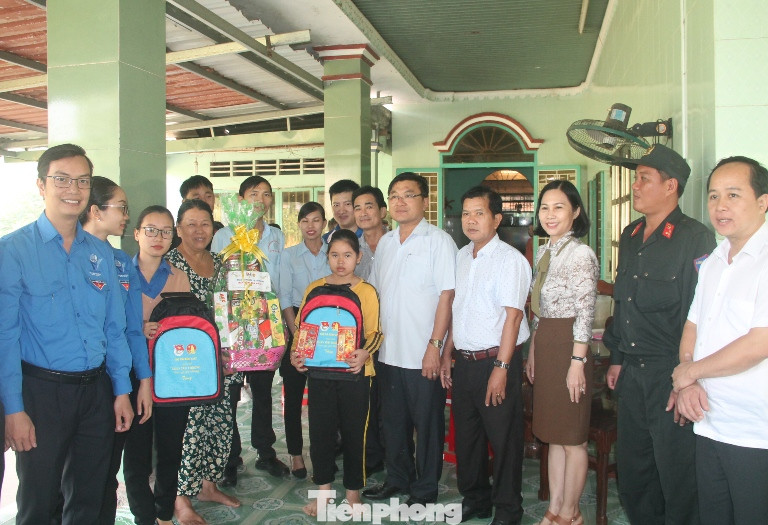 Thắp sáng đường quê, tặng quà cho những hoàn cảnh khó khăn ảnh 4