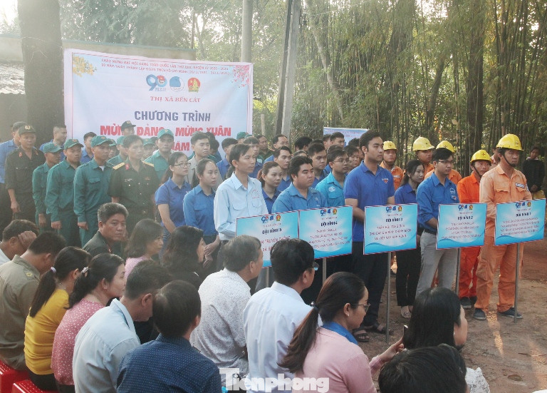 Thắp sáng đường quê, tặng quà cho những hoàn cảnh khó khăn ảnh 1