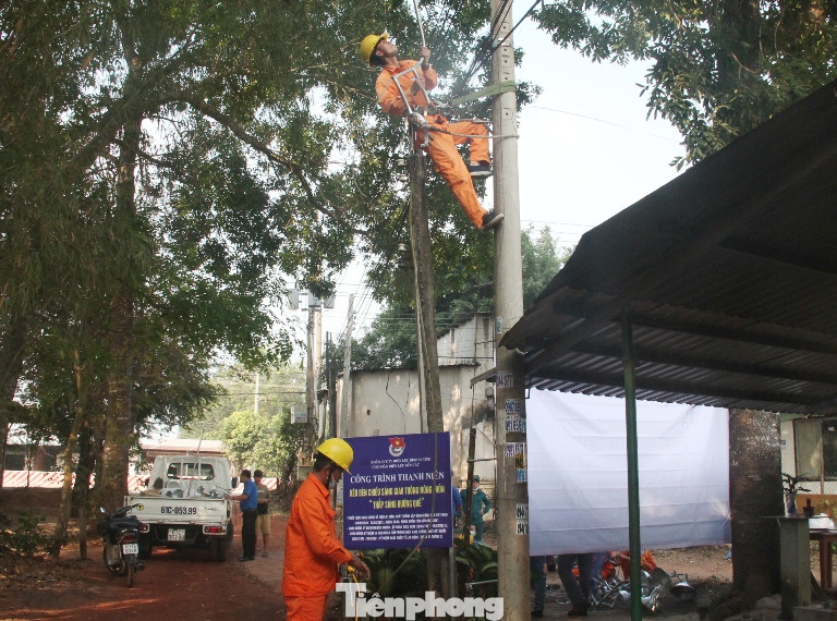 Thắp sáng đường quê, tặng quà cho những hoàn cảnh khó khăn ảnh 6