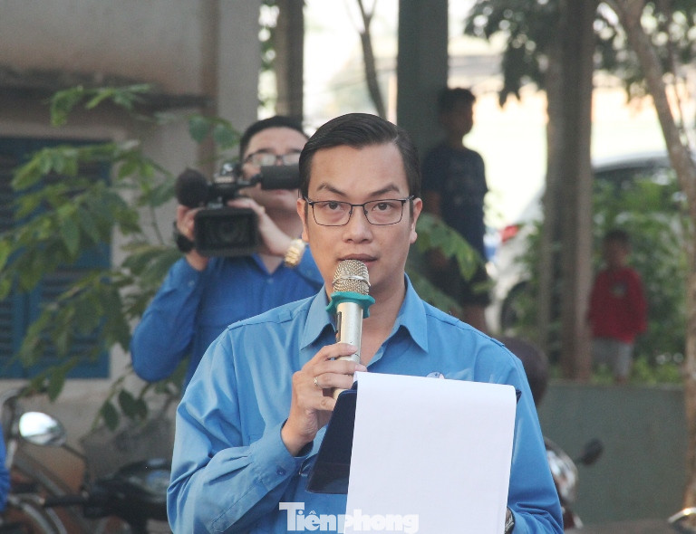 Thắp sáng đường quê, tặng quà cho những hoàn cảnh khó khăn ảnh 2