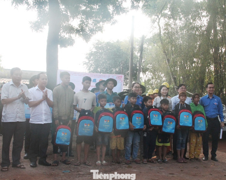 Thắp sáng đường quê, tặng quà cho những hoàn cảnh khó khăn ảnh 3